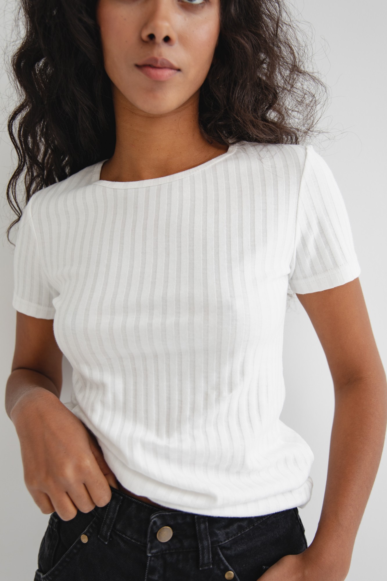 Dopasowany top z krótkimi rękawami z delikatnego prążka w kolorze CLASSIC WHITE - Marsala