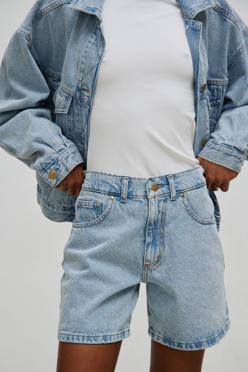 Szorty z szerokimi nogawkami w kolorze CLASSIC BLUE - Marsala