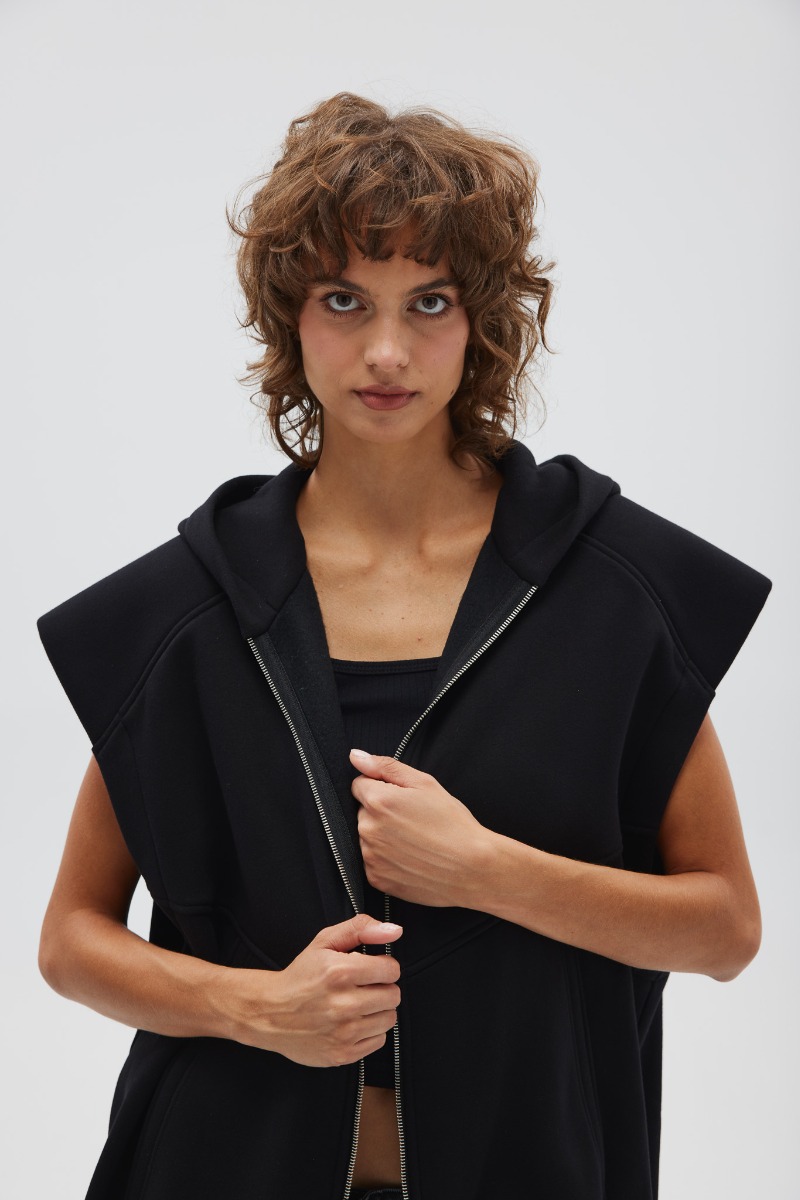 Kamizelka z kapturem w kolorze TOTALLY BLACK - Marsala