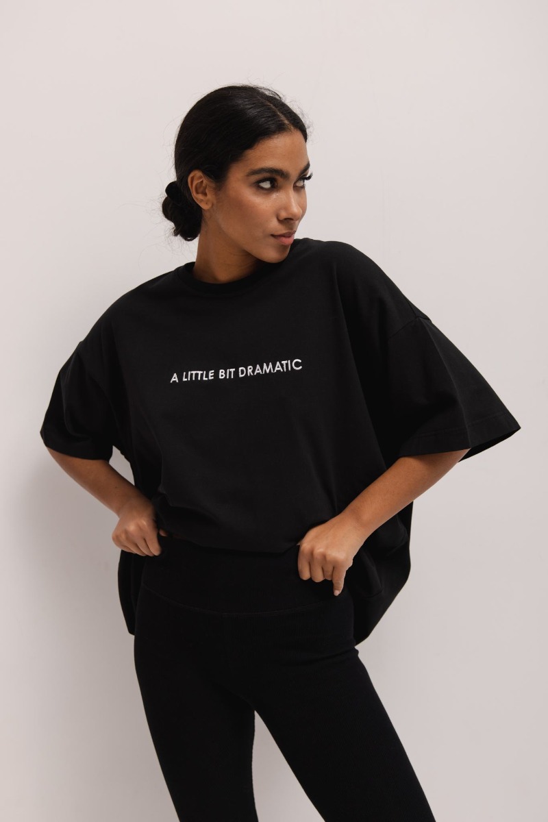 T-shirt typu oversize z HAFTEM w kolorze TOTALLY BLACK - Marsala