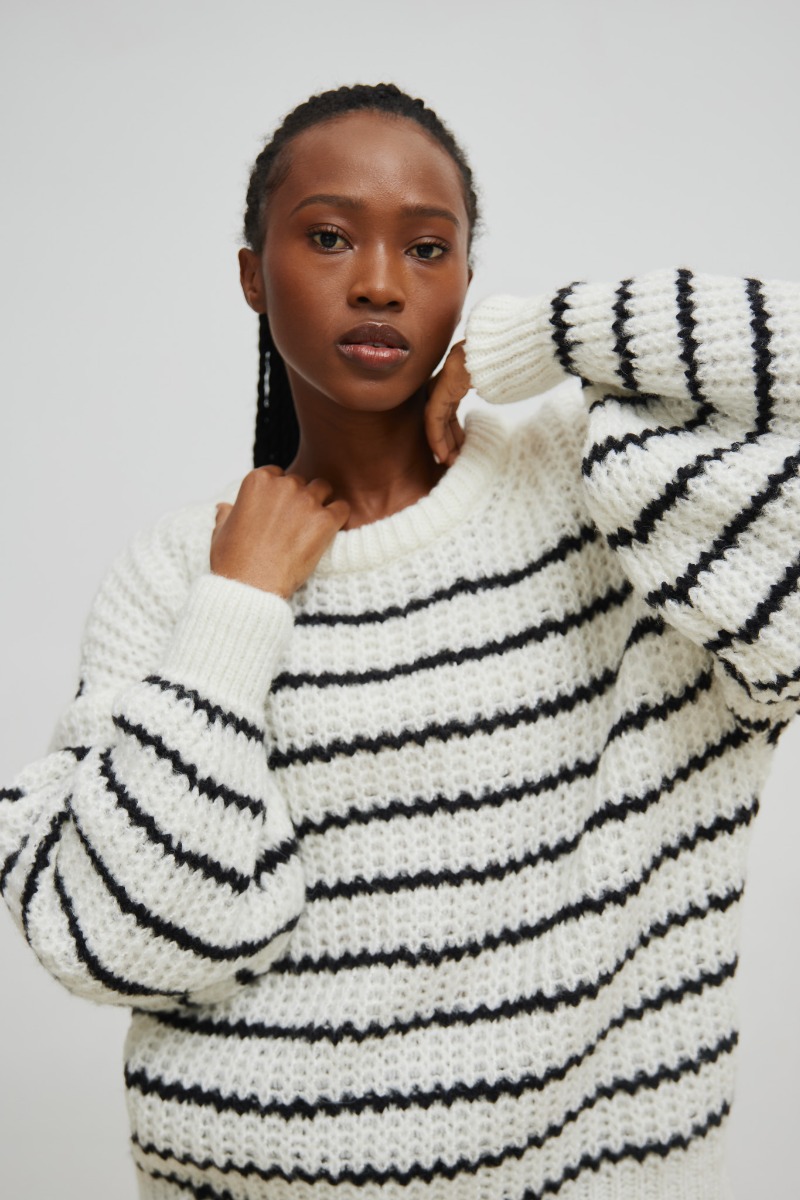 Sweter oversize z bufiastym rękawem w BIAŁO-CZARNE paski - Marsala