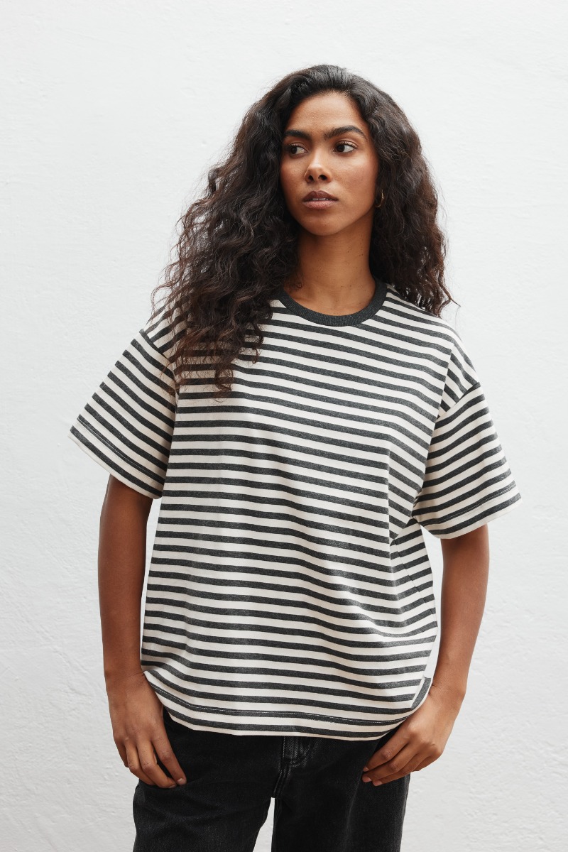 Klasyczny Tshirt w paski BEŻOWO GRAFITOWE - Marsala