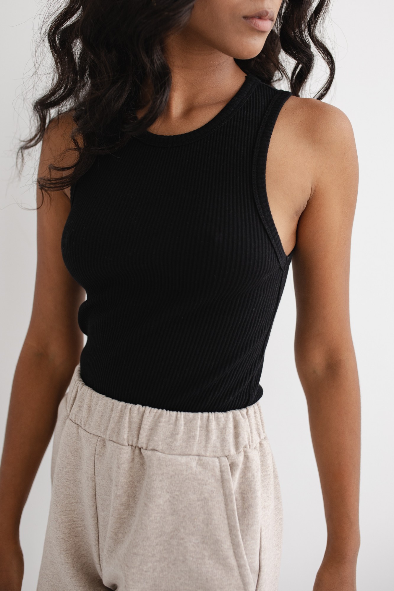 Top na ramiączkach prążkowanej dzianiny w kolorze TOTALLY BLACK - Marsala