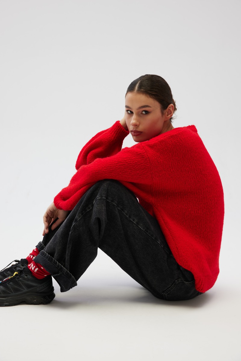 Sweter oversize z bufiastymi rękawami w kolorze INTENSE RED - Marsala