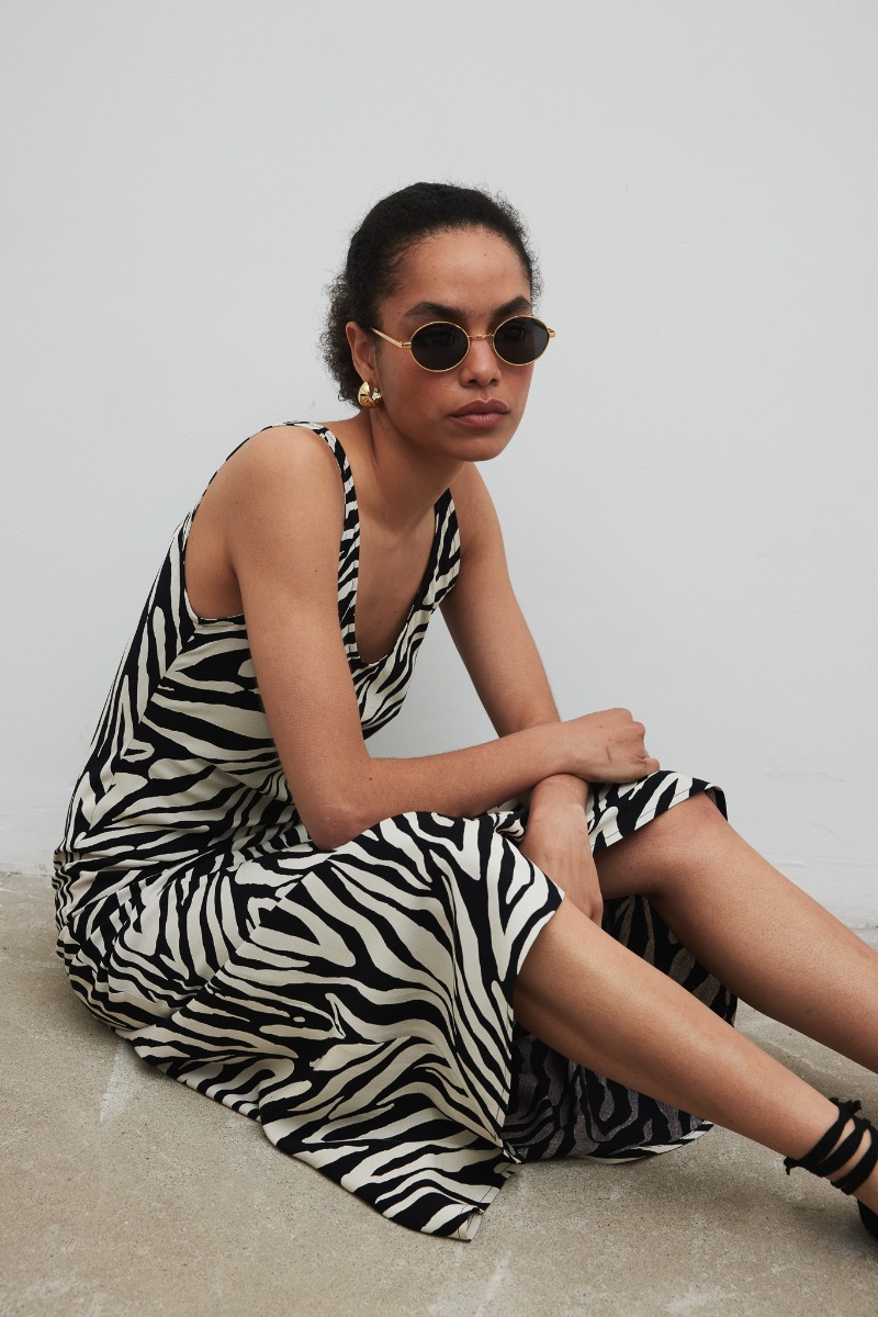 Sukienka na ramiączkach w print  w kolorze BLACK & BEIGE - Marsala