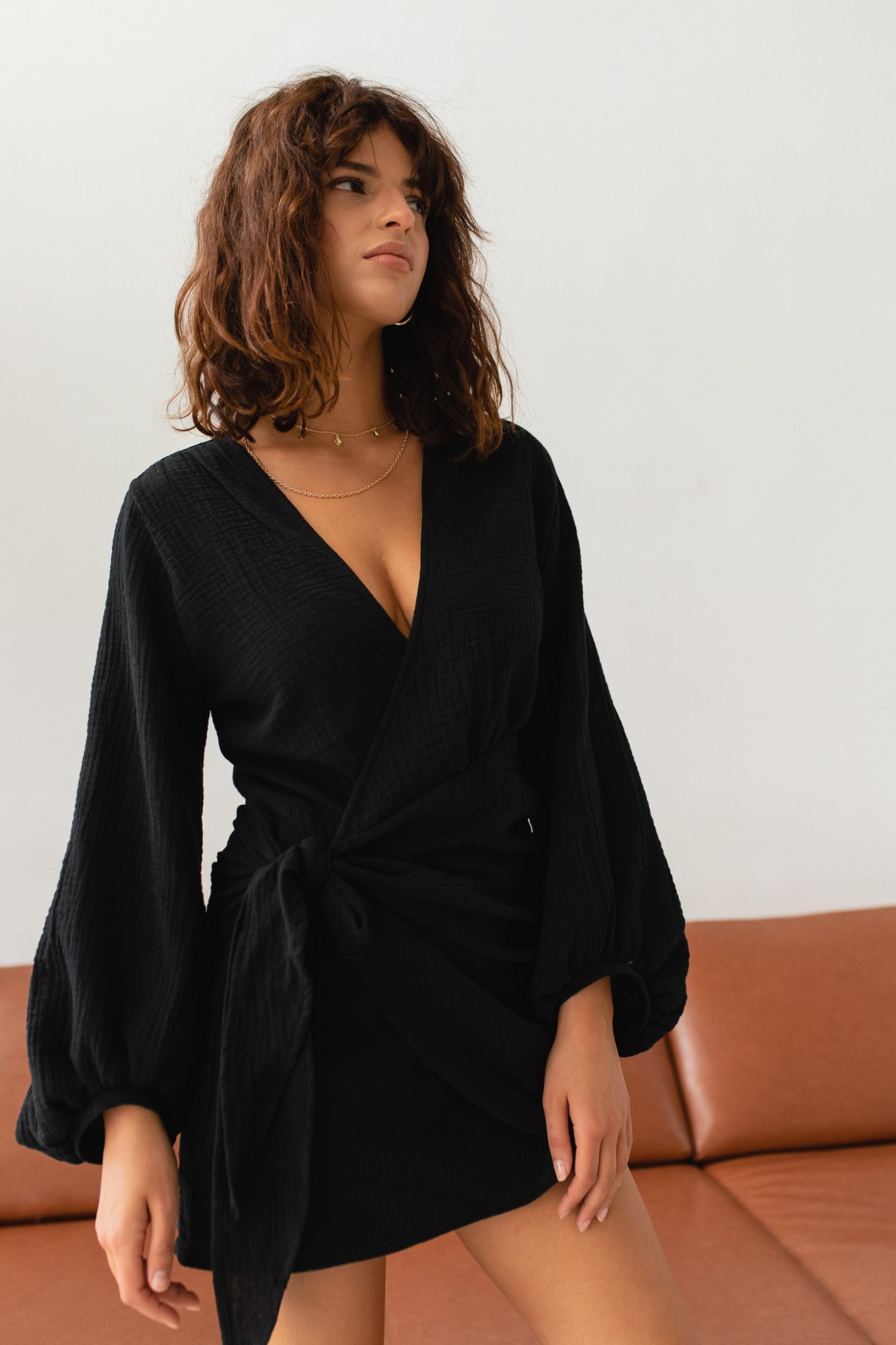 Sukienka z muślinu z wiązaniem na boku CZARNA - Marsala