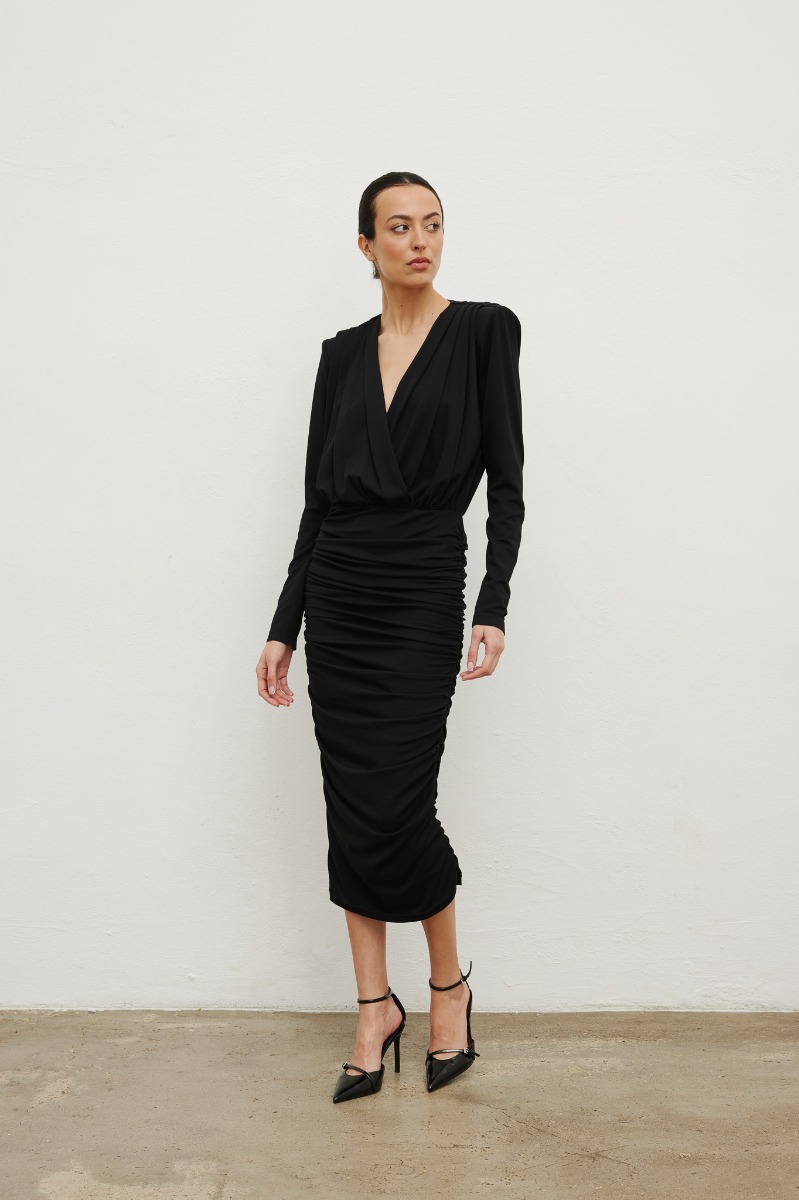 Długa sukienka z marszczeniami w kolorze BLACK - Marsala