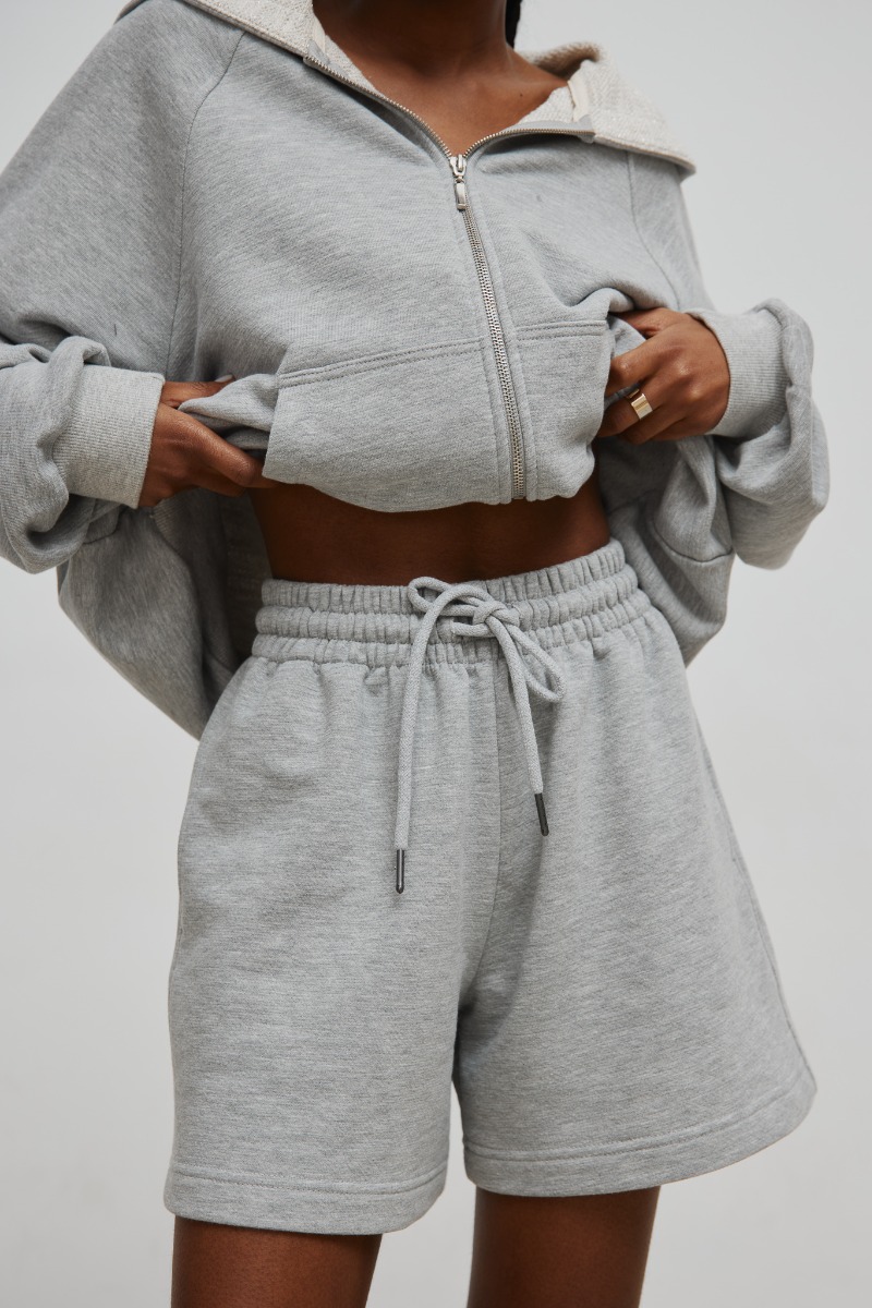 Krótkie spodenki ze sznurkiem w kolorze LIGHT GREY lurex - Marsala