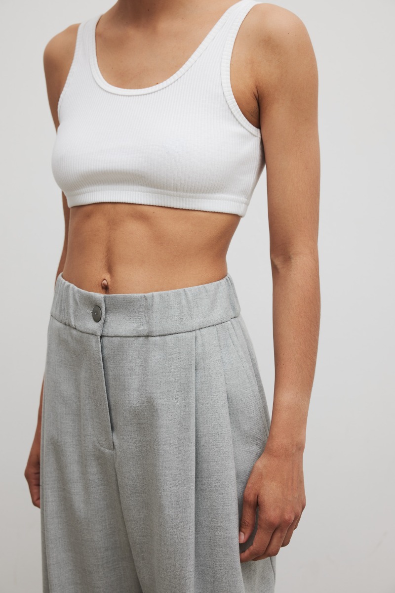 Krótki top z prążkowanej dzianiny w kolorze CLASSIC WHITE - Marsala