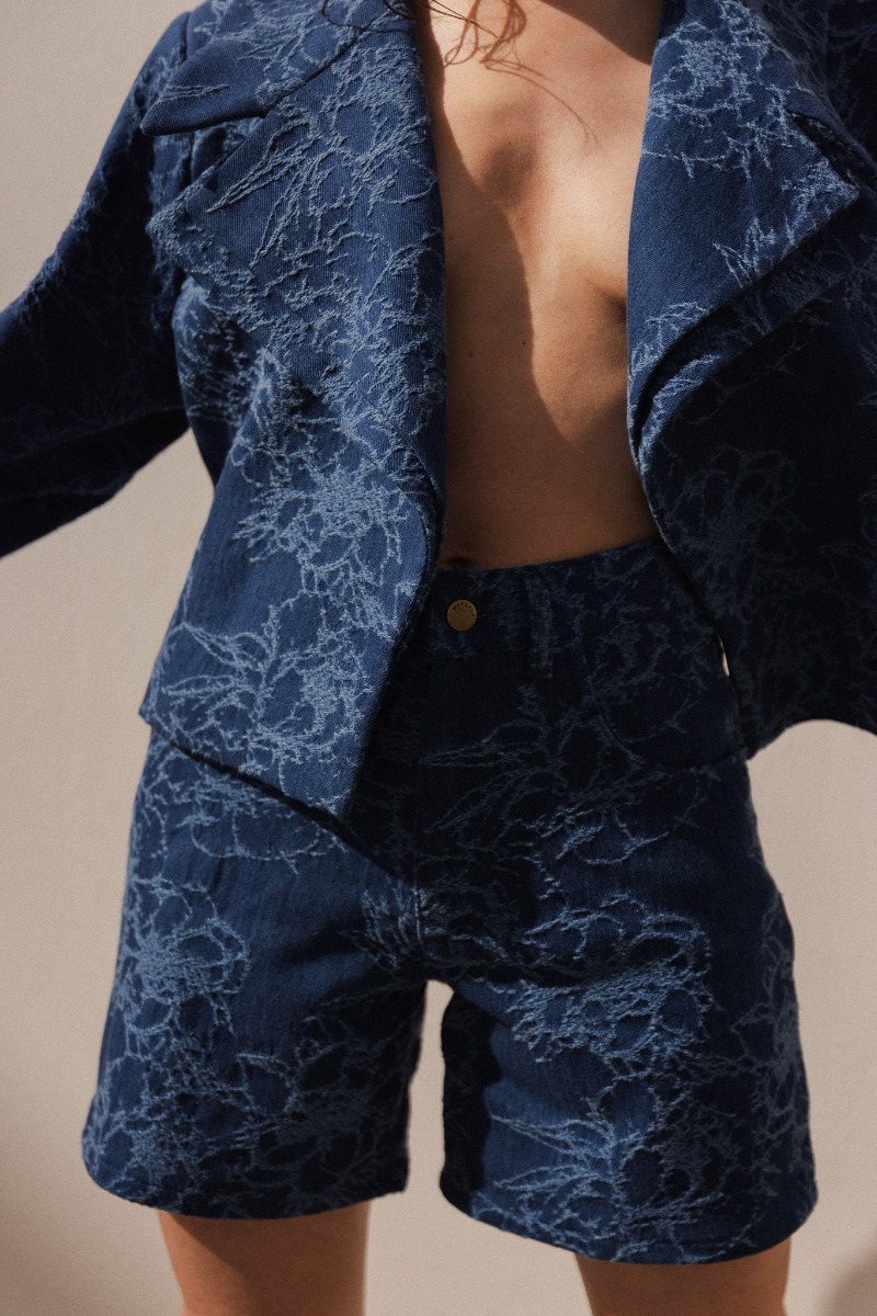 Szorty jeansowe we wzór kwiatowy w kolorze NAVY - Marsala