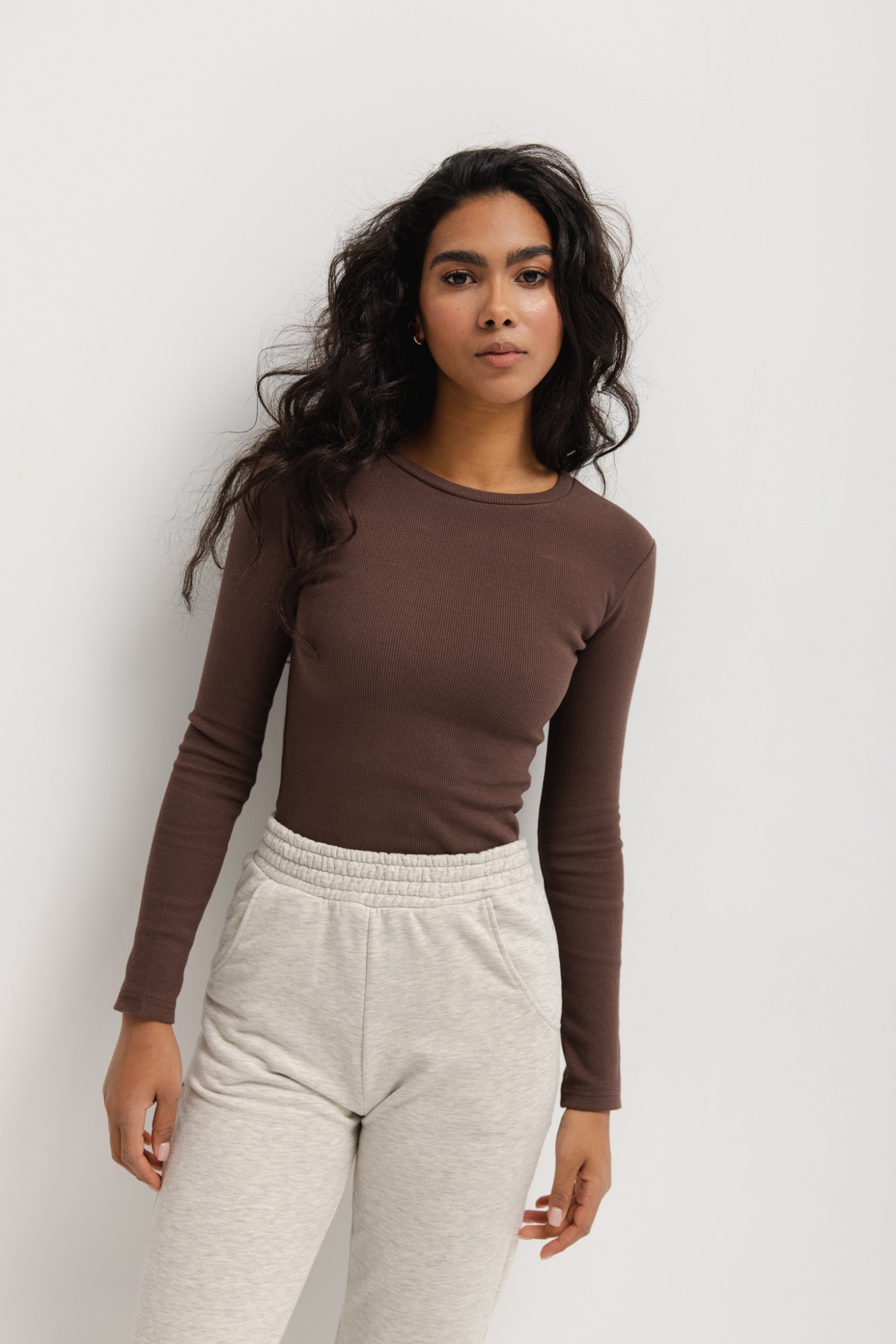 Dopasowany top z długim rękawem z prążkowanej dzianiny w kolorze CACAO BROWN - Marsala