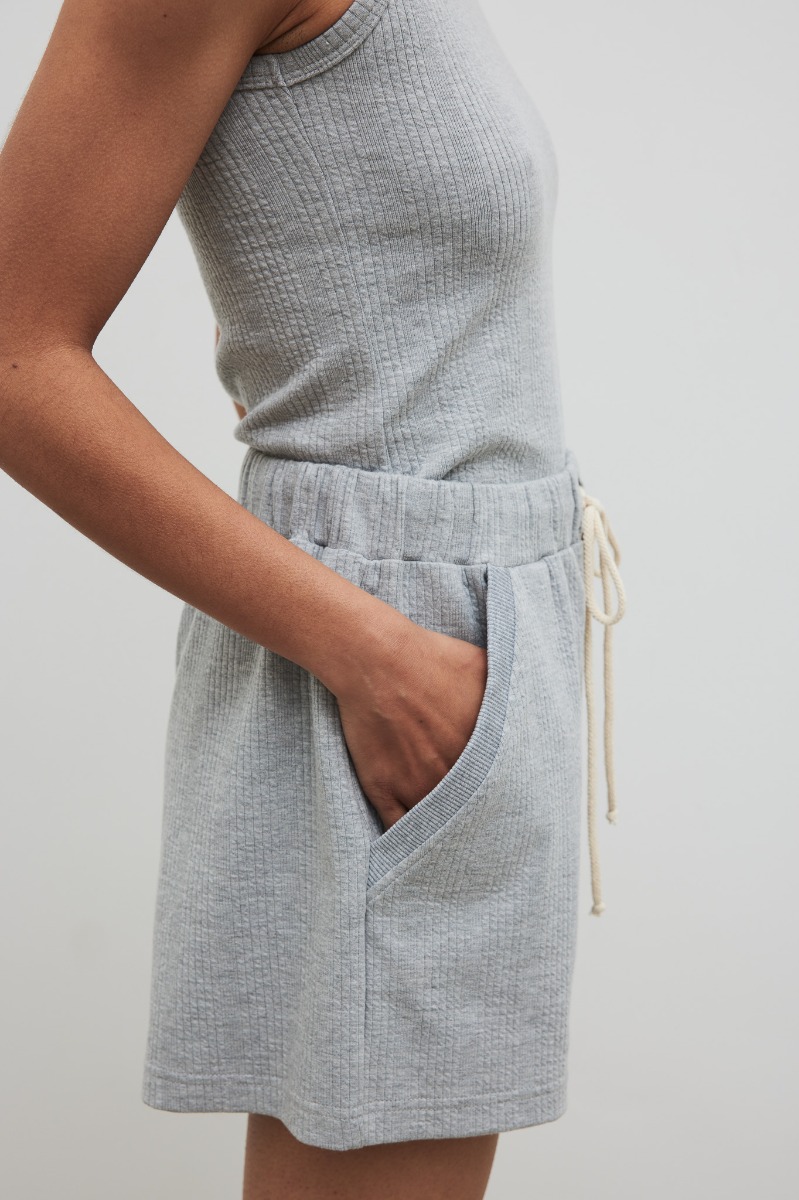 Szorty z delikatnej prążkowanej dzianiny w kolorze GREY MELANGE - Marsala