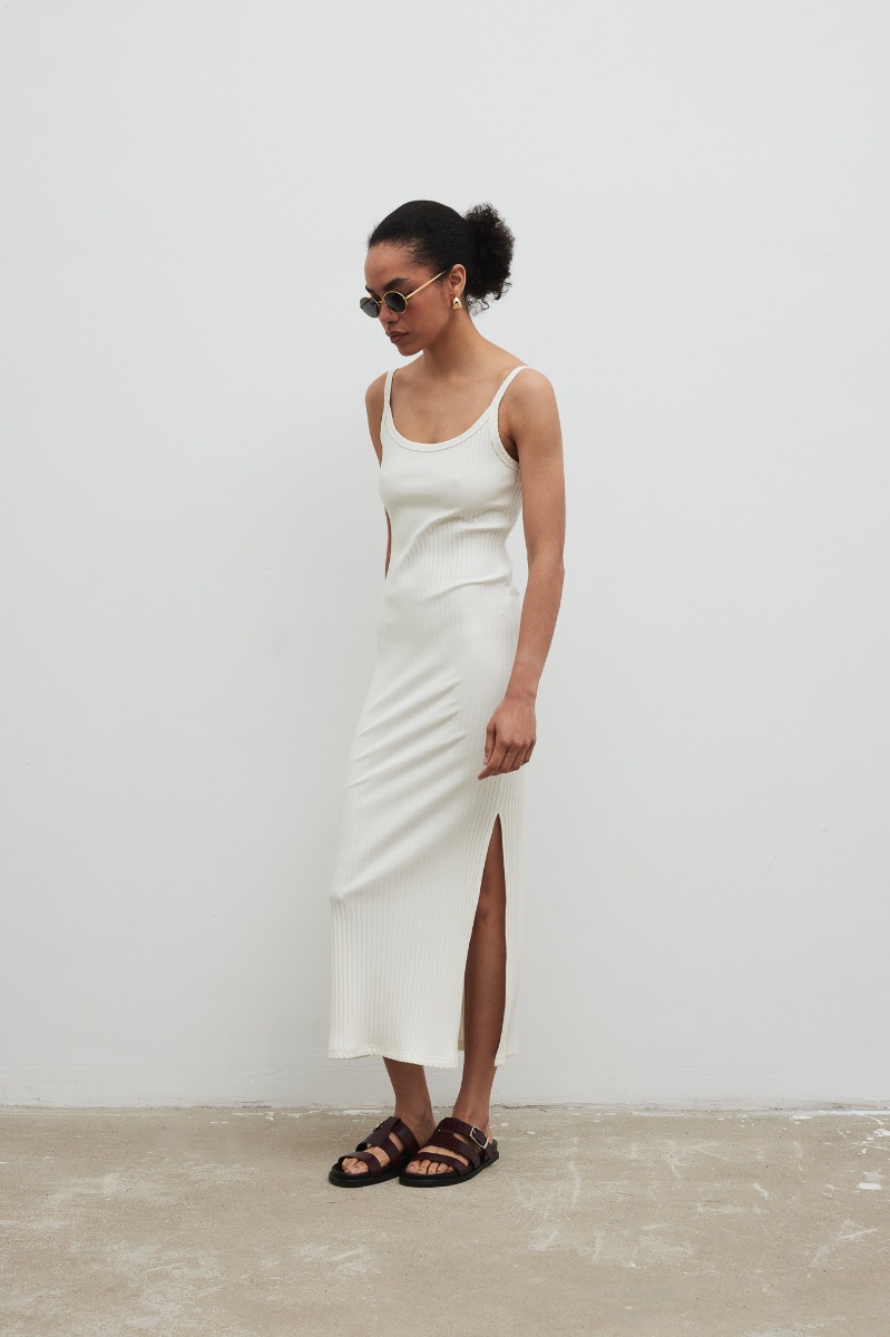 Sukienka na ramiączkach z prążkowanej dzianiny w kolorze ECRU - Marsala