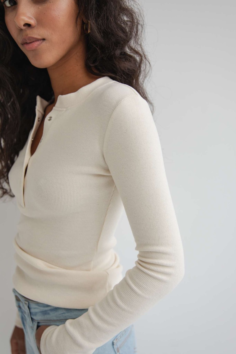 Dopasowany top z dekoltem na zatrzaski w kolorze WARM BEIGE skin peach - Marsala