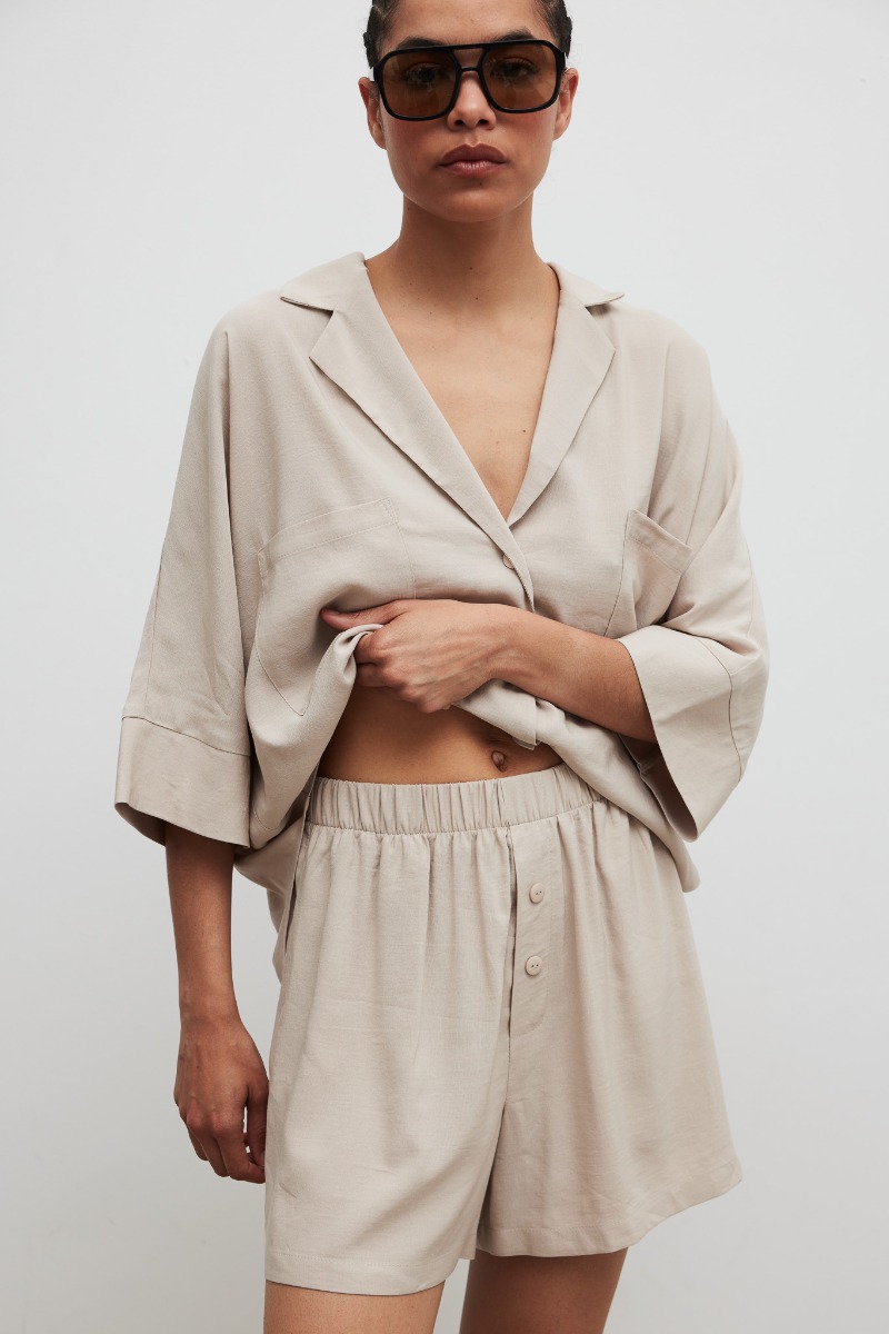 Krótkie szorty z lnem w kolorze SAND PEARL - Marsala