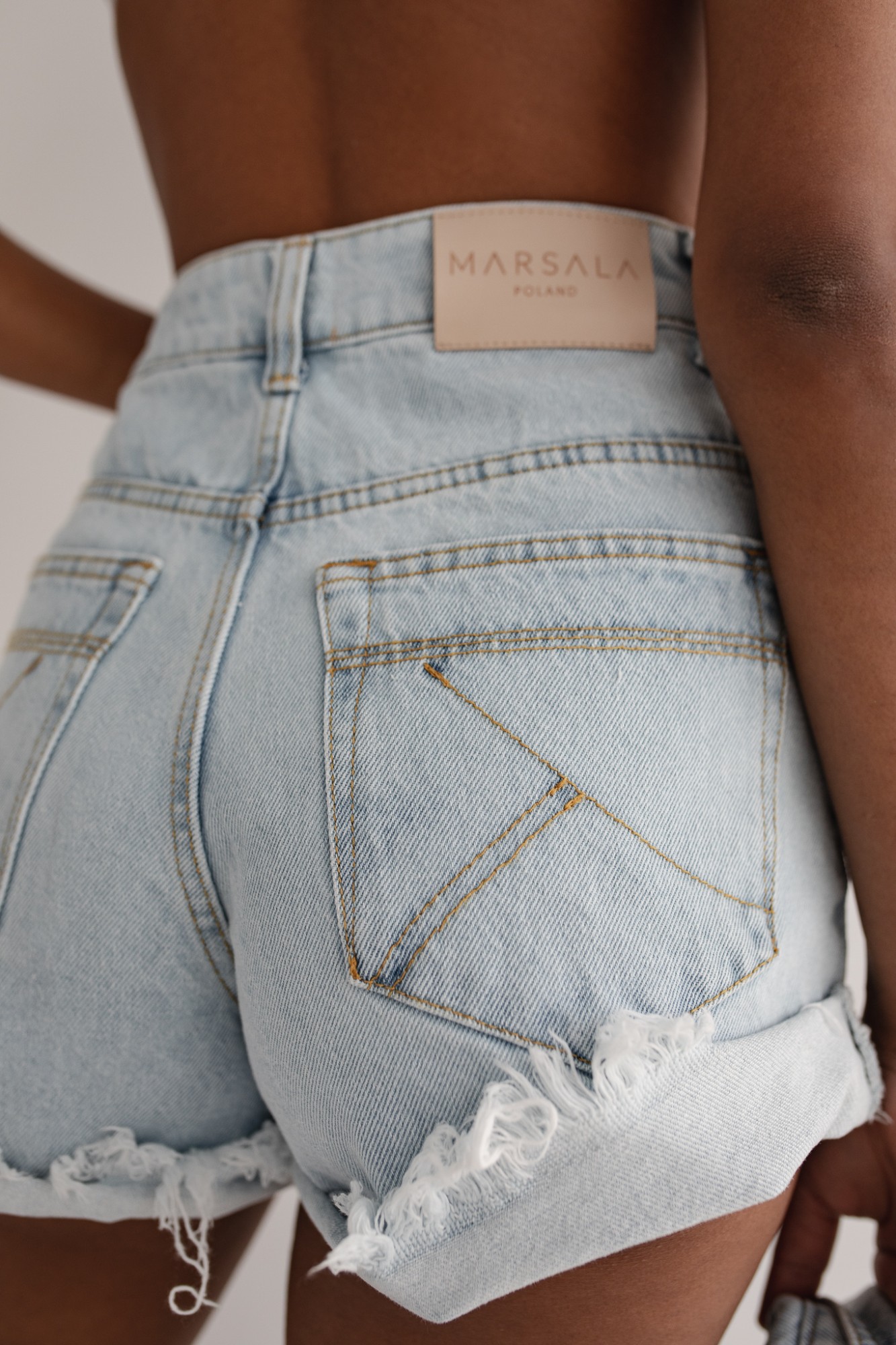 Szorty jeansowe z wysokim stanem w kolorze LIGHT BLUE - Marsala