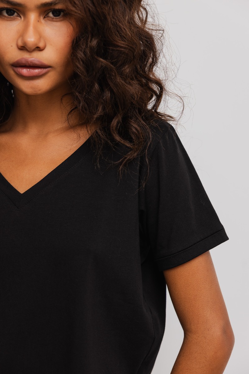 T shirt z dekoltem w kształcie V w kolorze CZARNYM - Marsala