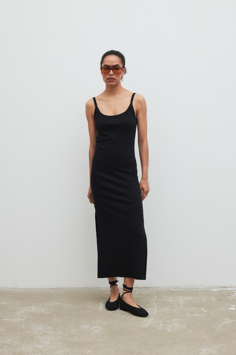 Sukienka na ramiączkach z prążkowanej dzianiny w kolorze TOTALLY BLACK - Marsala