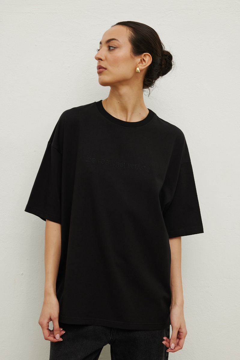 Tshirt z HAFTEM w kolorze BLACK - Marsala