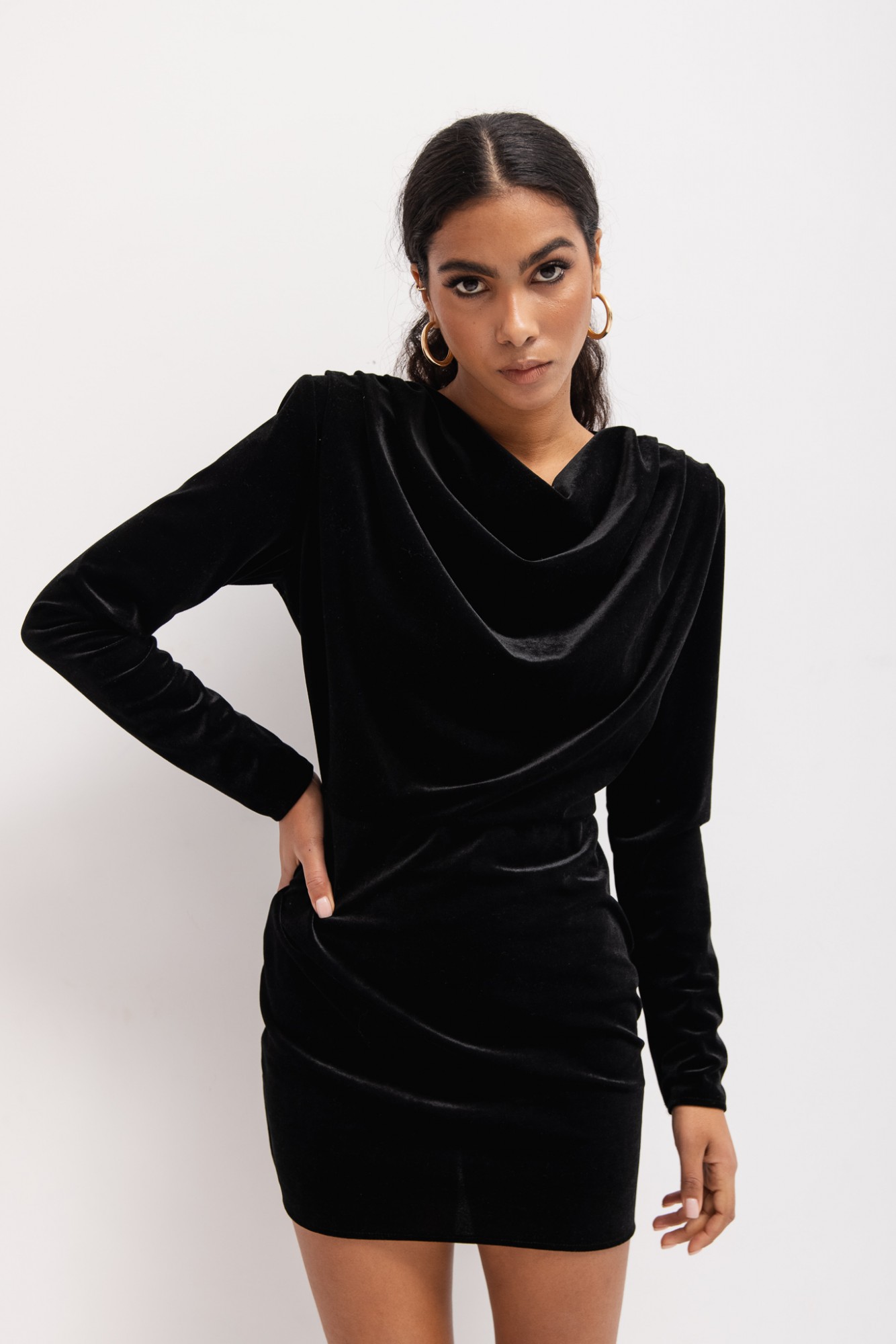 Sukienka z długim rękawem o klasycznym kroju w kolorze BLACK VELVET - Marsala