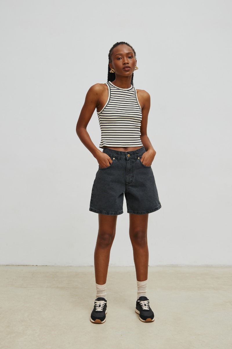 Szorty z szerokimi nogawkami w kolorze WASHED BLACK - Marsala