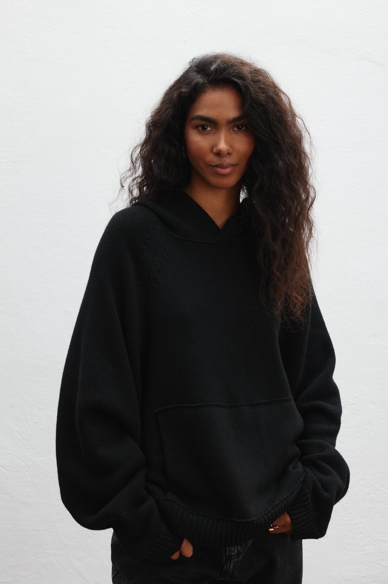 Sweter z kapturem typu oversize w kolorze BLACK - Marsala