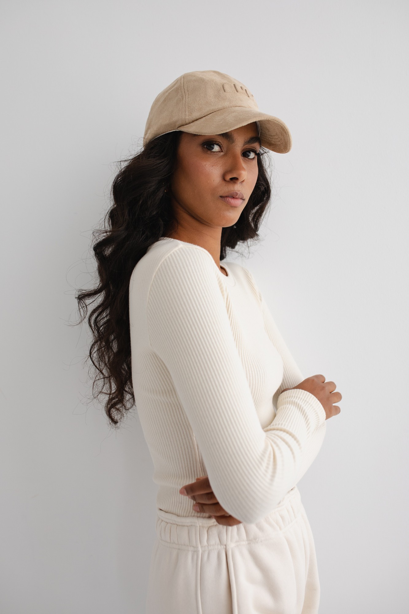 Dopasowany top z długim rękawem z prążkowanej dzianiny w kolorze WARM BEIGE - Marsala