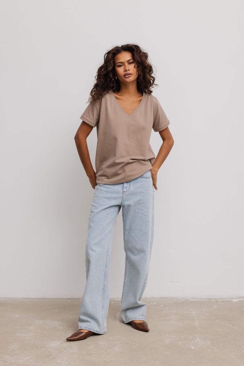 T shirt z dekoltem w kształcie V w kolorze LATTE - Marsala