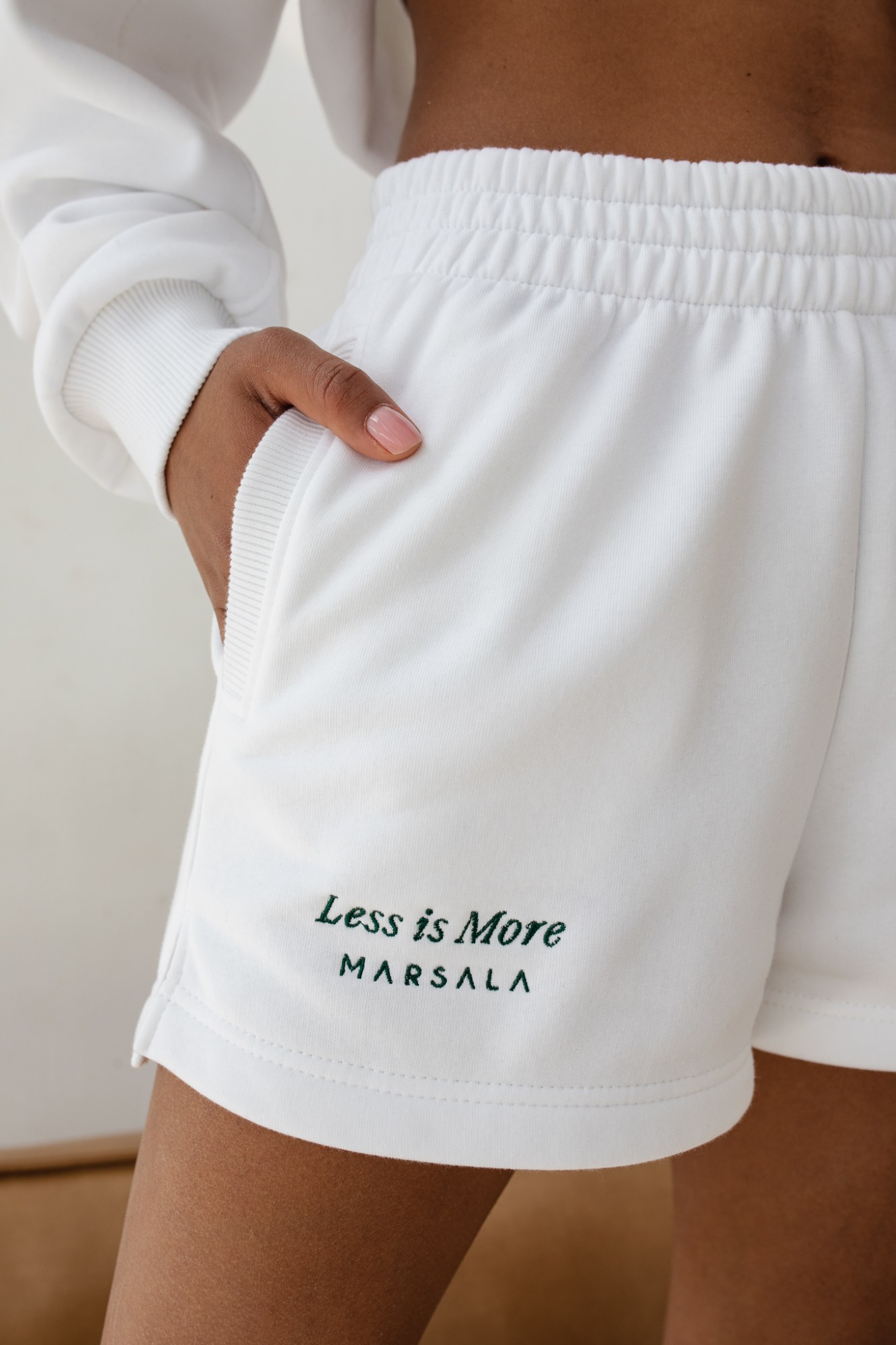 Szorty z dzianiny dresowej z haftem zielonym w kolorze CHEMICAL WHITE - Marsala