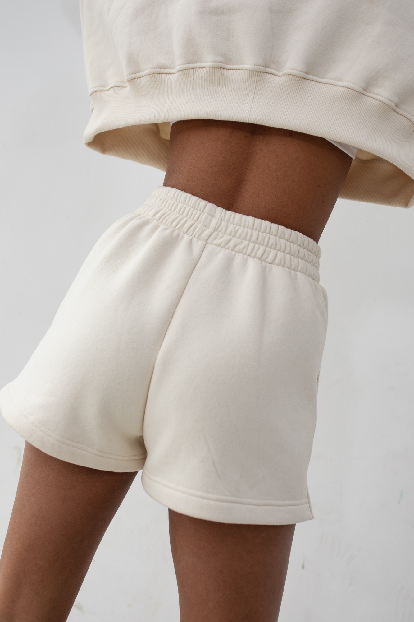 Szorty z dzianiny dresowej z haftem MRSL w kolorze LIGHT BEIGE - Marsala