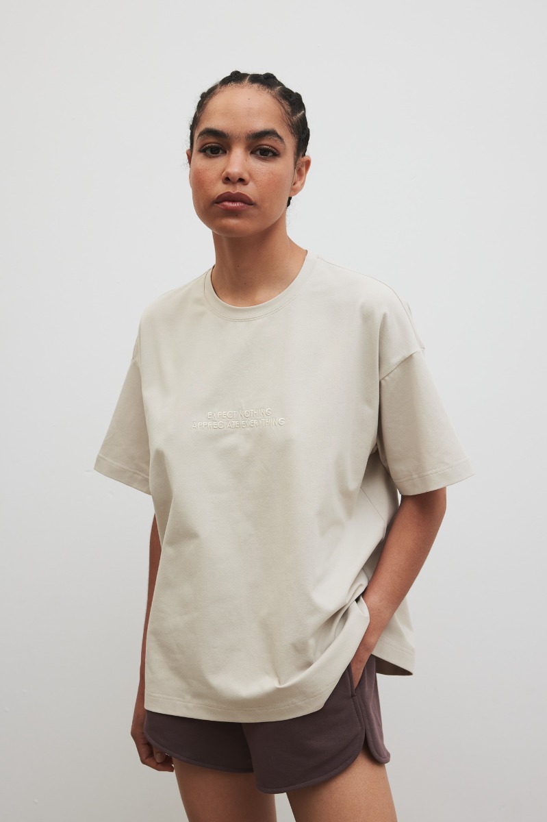 T-shirt typu oversize z HAFTEM w kolorze CANNOLIE CREAM - Marsala