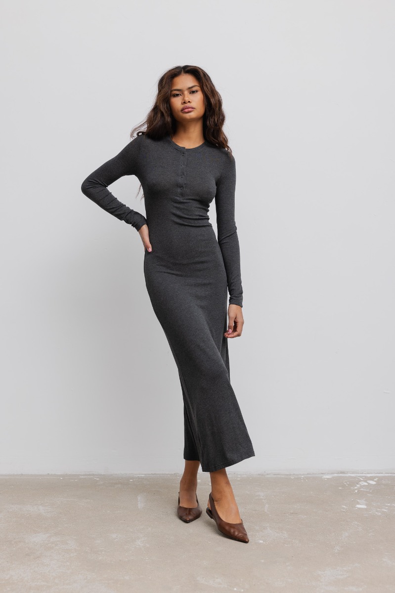 Dopasowana sukienka maxi z napami w kolorze GRAPHITE - Marsala