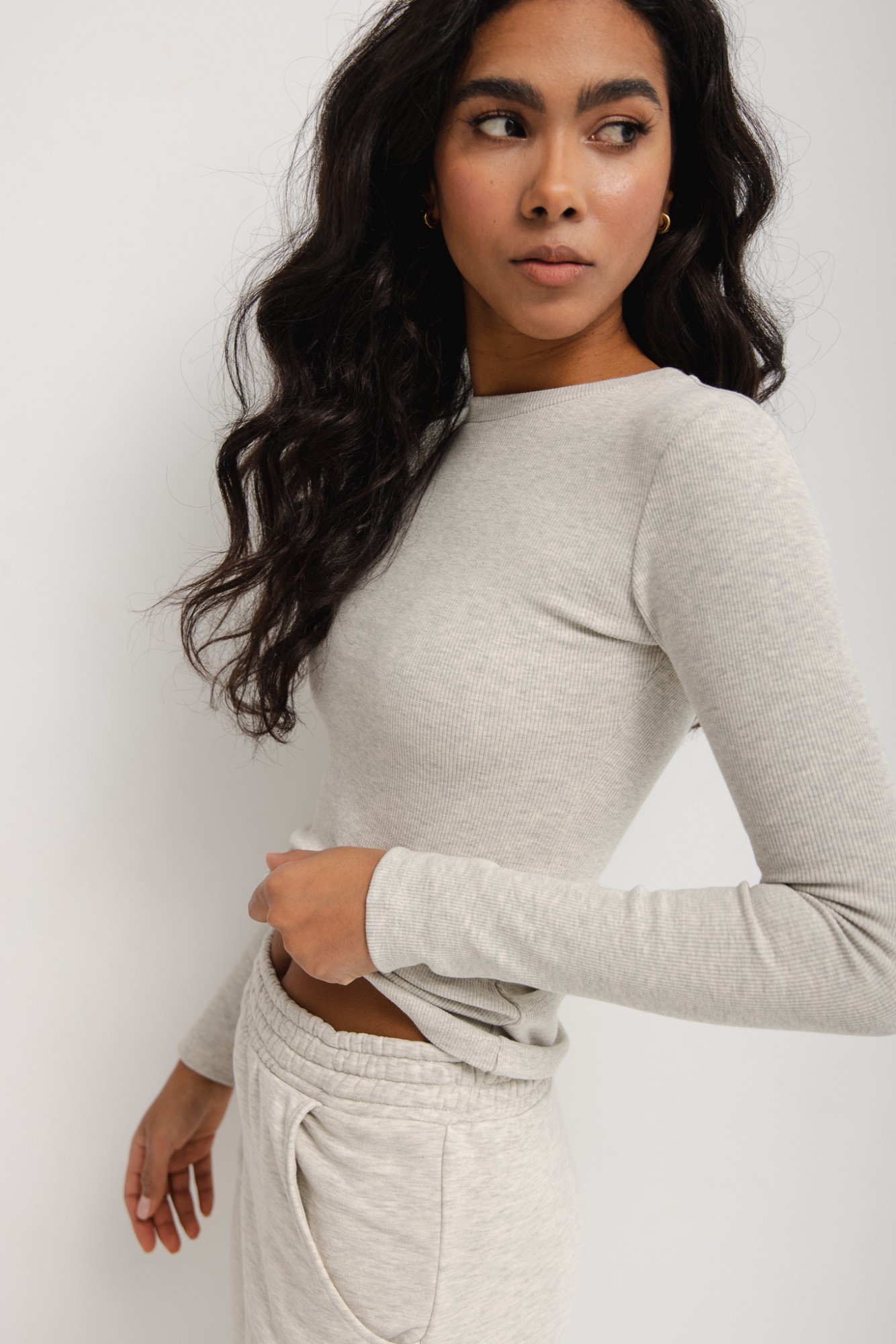 Dopasowany top z długim rękawem z prążkowanej dzianiny w kolorze LIGHT SILVER GREY - Marsala