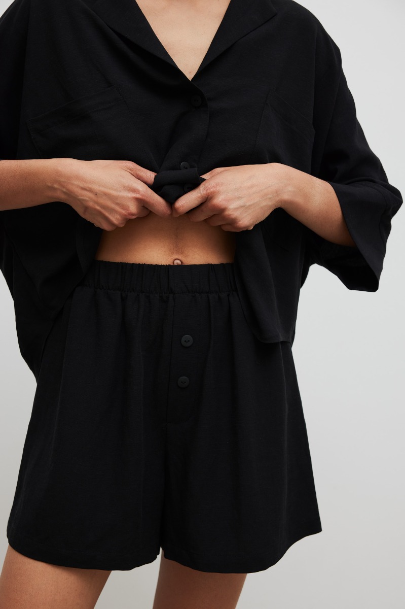 Krótkie szorty z lnem w kolorze BLACK - Marsala