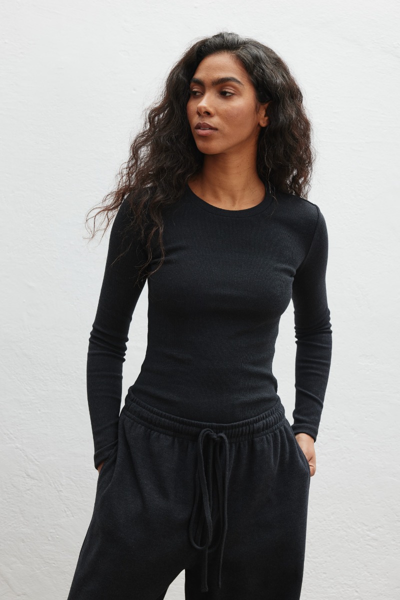 Dopasowany top z prązkowanej bawełny w kolorze DEEP GRAPHITE - Marsala