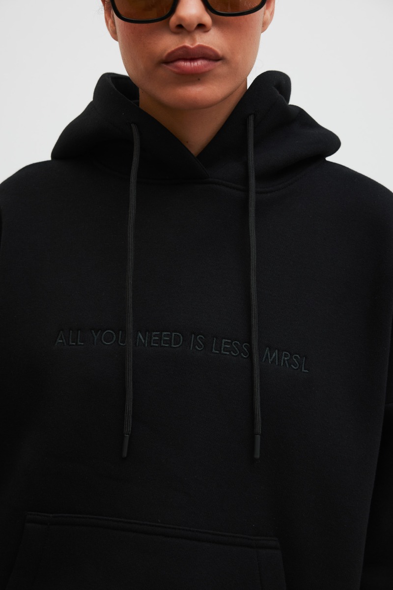 Bluza z kapturem oraz HAFTEM w kolorze TOTALLY BLACK - Marsala