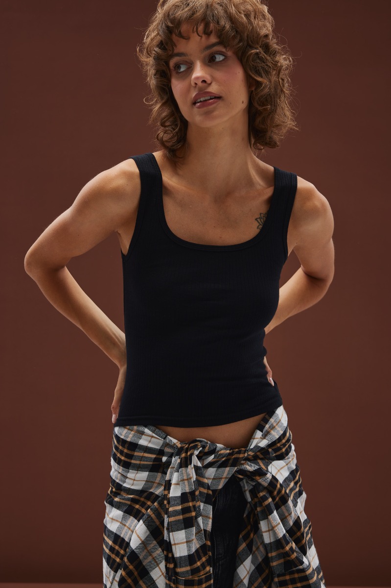 Top na ramiączkach w kolorze TOTALLY BLACK - Marsala