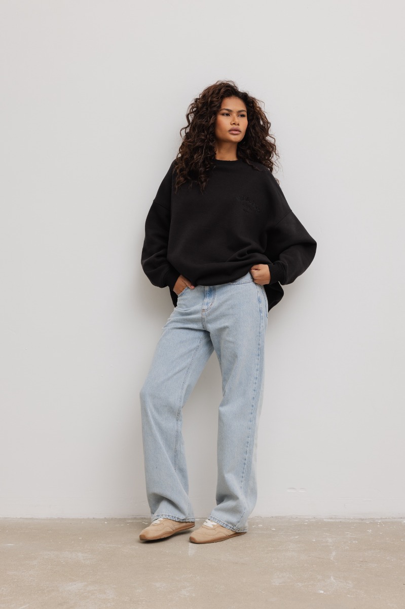 Bluza damska o kroju oversize z HAFTEM w kolorze TOTALLY BLACK - Marsala