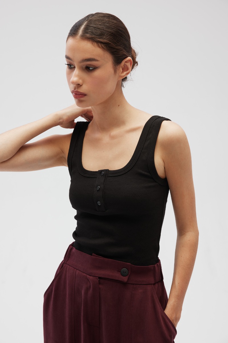 Top na ramiączkach z guzikami w kolorze BLACK - Marsala