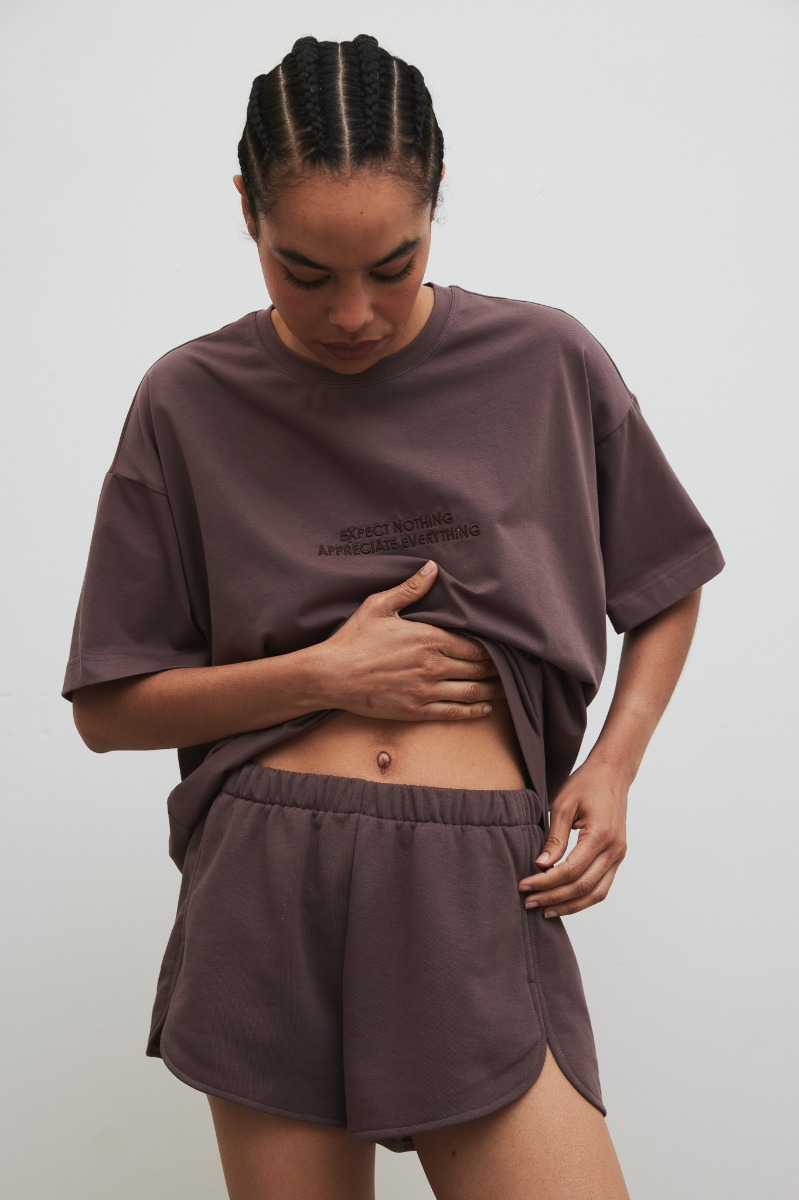 Szorty z dzianiny dresowej w kolorze PURPLE TAUPE - Marsala