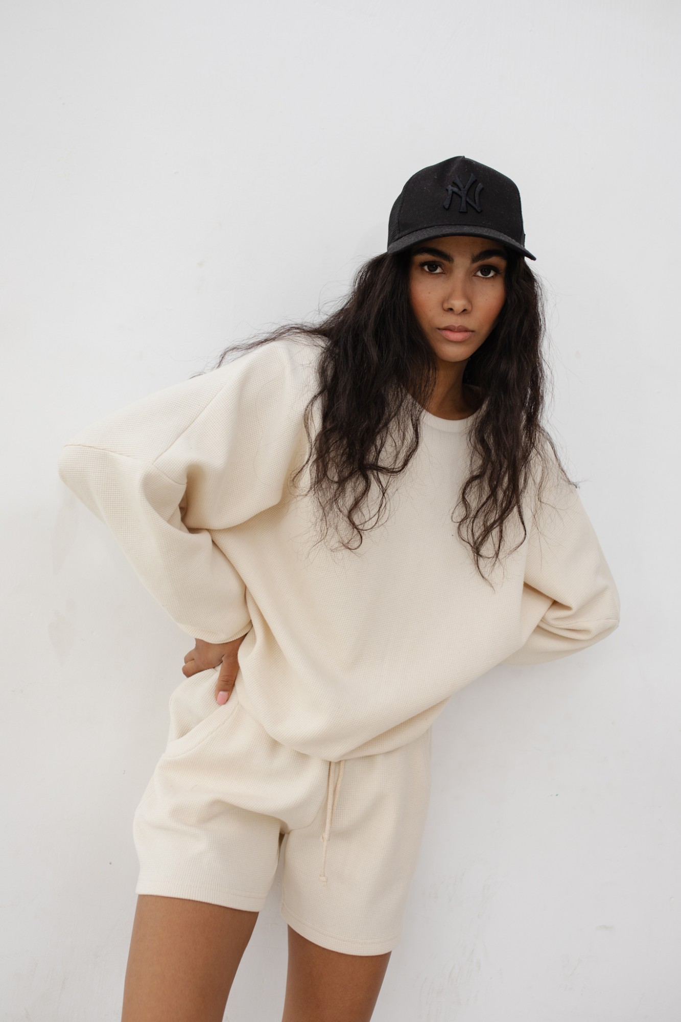 Bluza o kroju regular fit z dzianiny WAFLOWEJ w kolorze BRIGHT BEIGE - Marsala