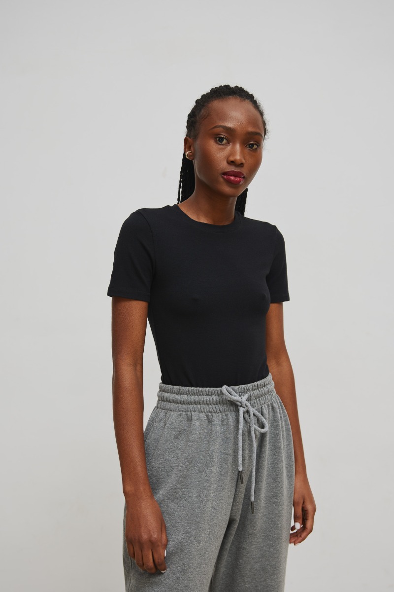 Dopasowany top z krotkim rękawem w kolorze TOTALLY BLACK - Marsala