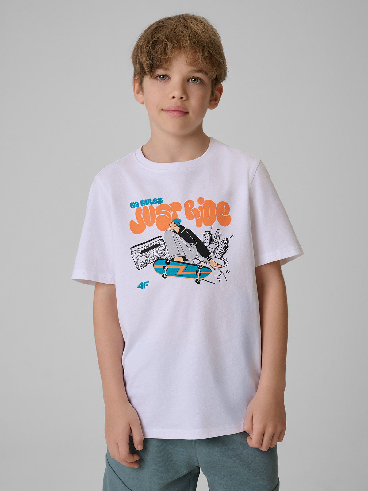 T-shirt regular z nadrukiem chłopięcy - biały 122 (6-7 lat)
