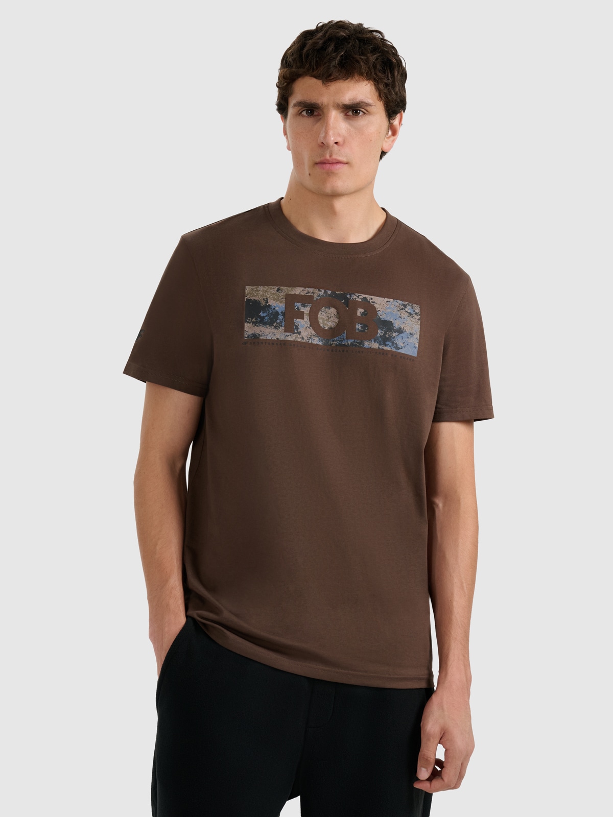 4F T-shirt regular z nadrukiem męski - brązowy S