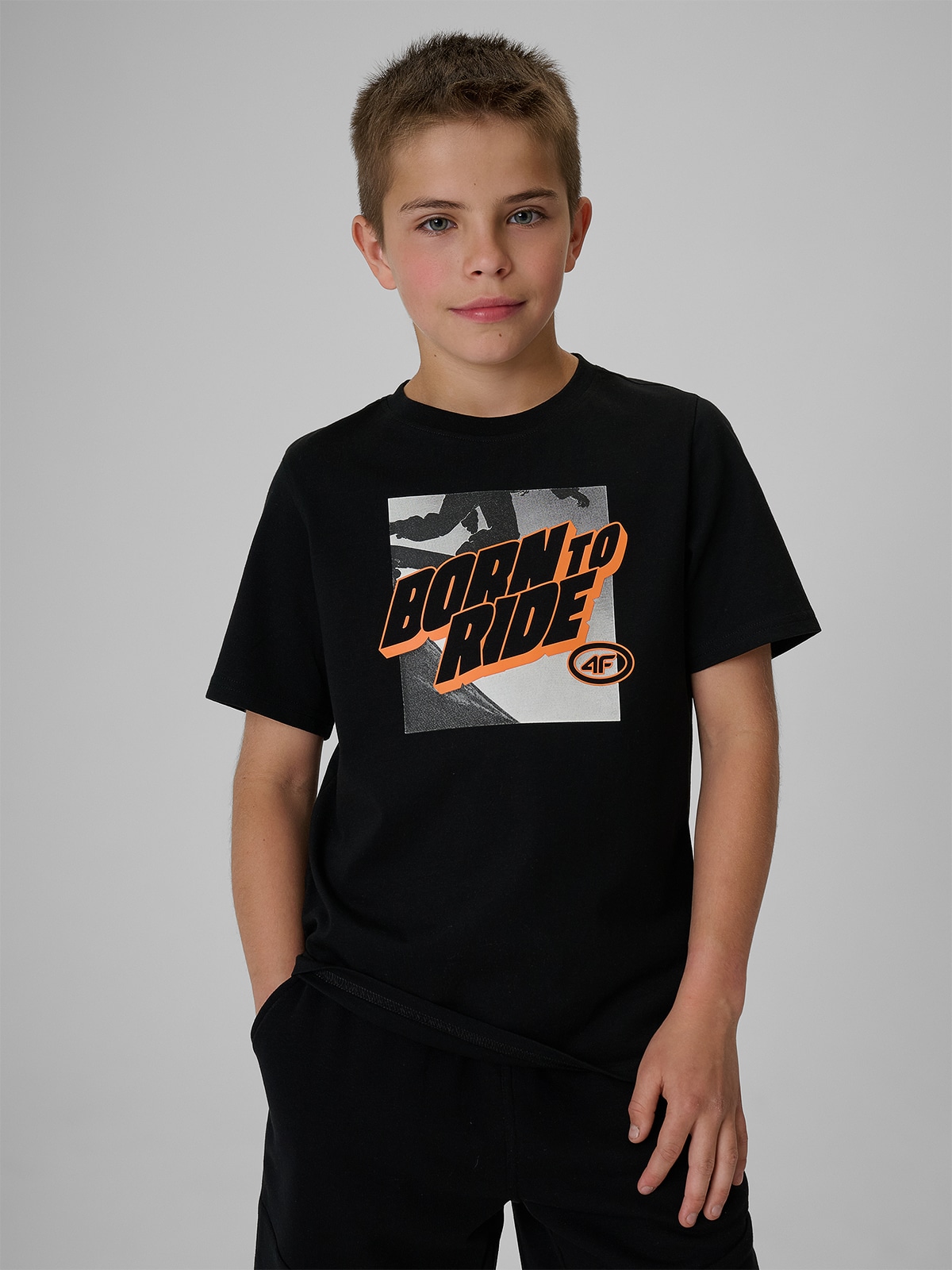 T-shirt regular z nadrukiem chłopięcy - czarny 134 (8-9 lat)