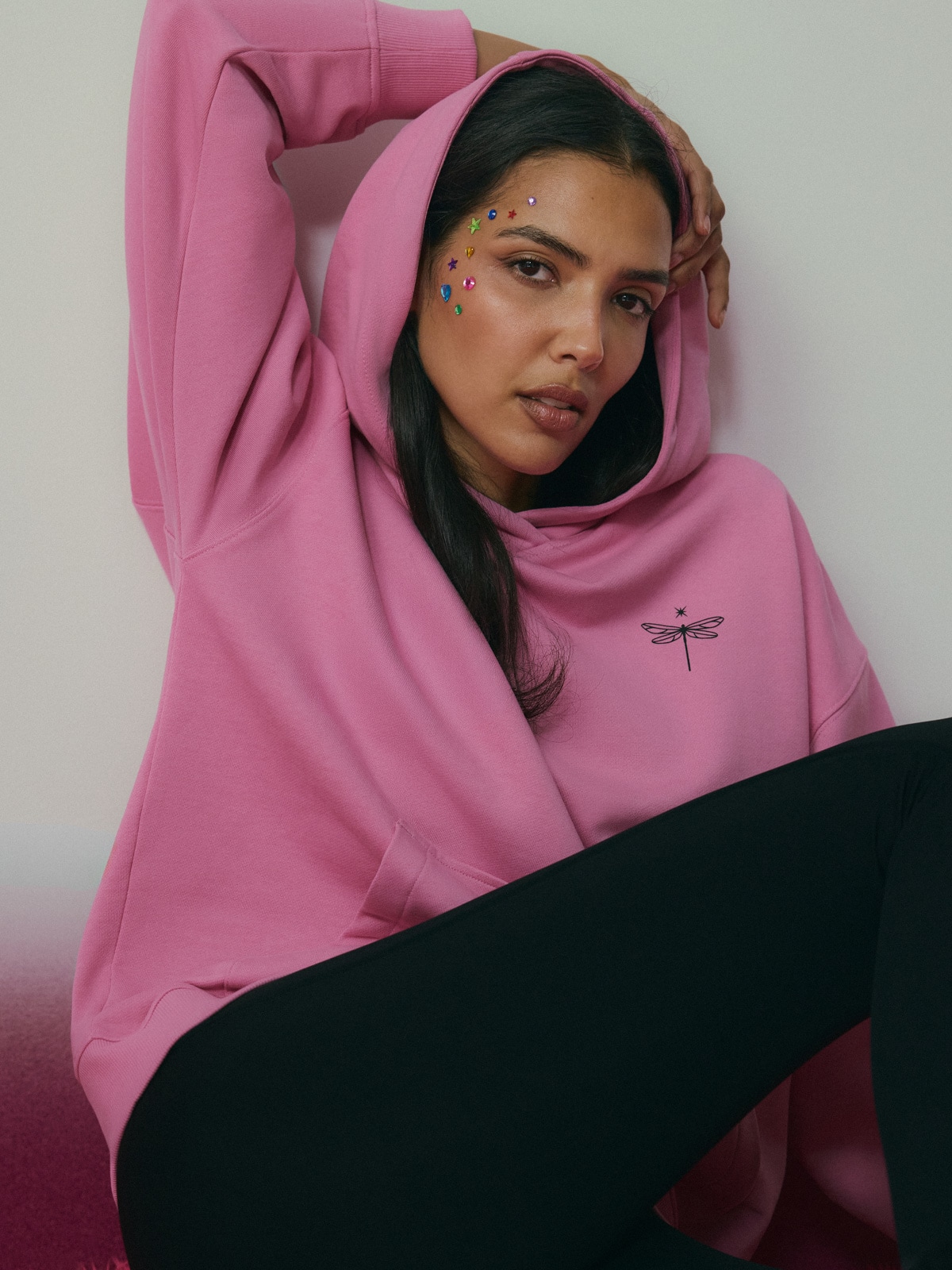 4F Bluza dresowa loose z kapturem damska - różowa L