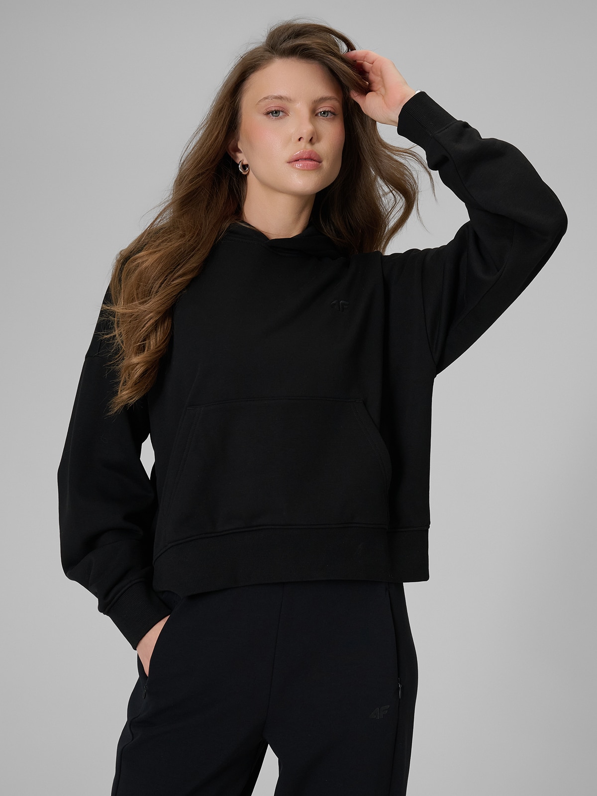 4F Bluza dresowa regular z kapturem damska - czarna L