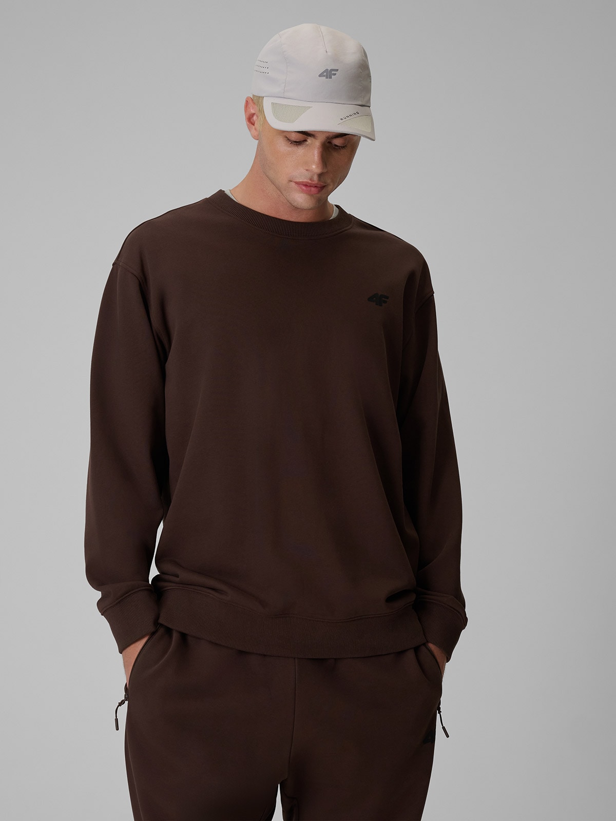 4F Bluza dresowa regular bez kaptura męska - brązowa S