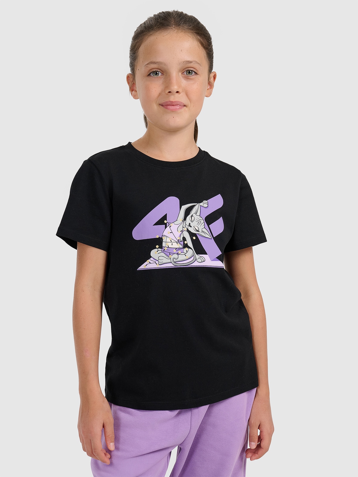 T-shirt regular z nadrukiem świątecznym dziewczęcy - czarny 122 (6-7 lat)