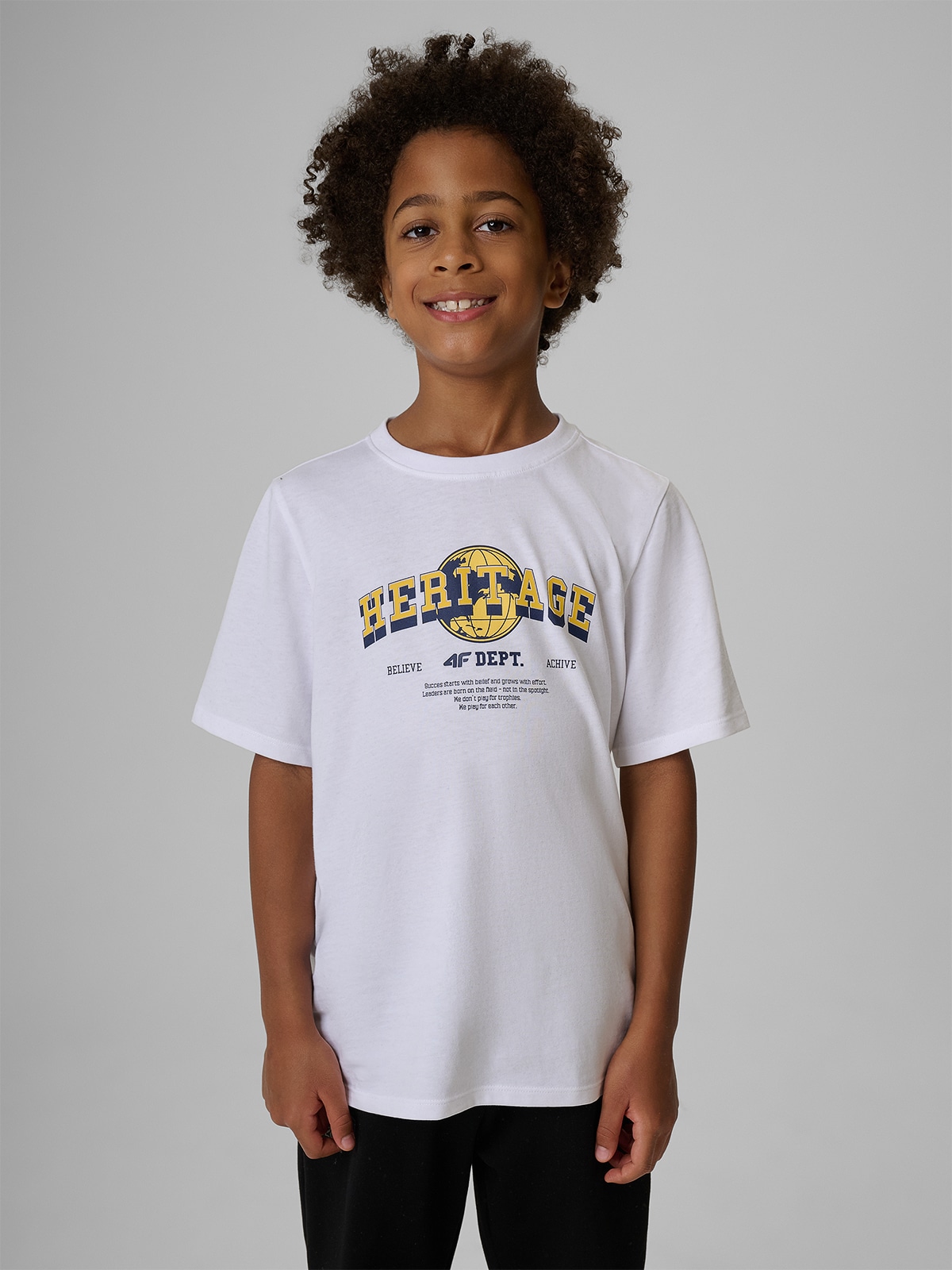 T-shirt regular z nadrukiem chłopięcy - biały 134 (8-9 lat)